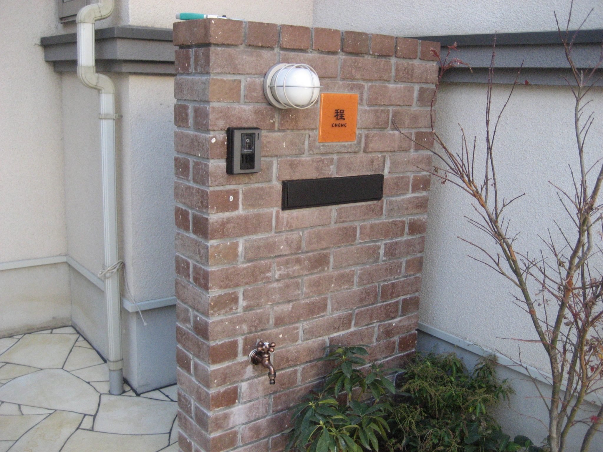 レンガ造りのオリジナル門柱と天然石張り 横浜 川崎で外構の工事なら横浜外構デザイニング